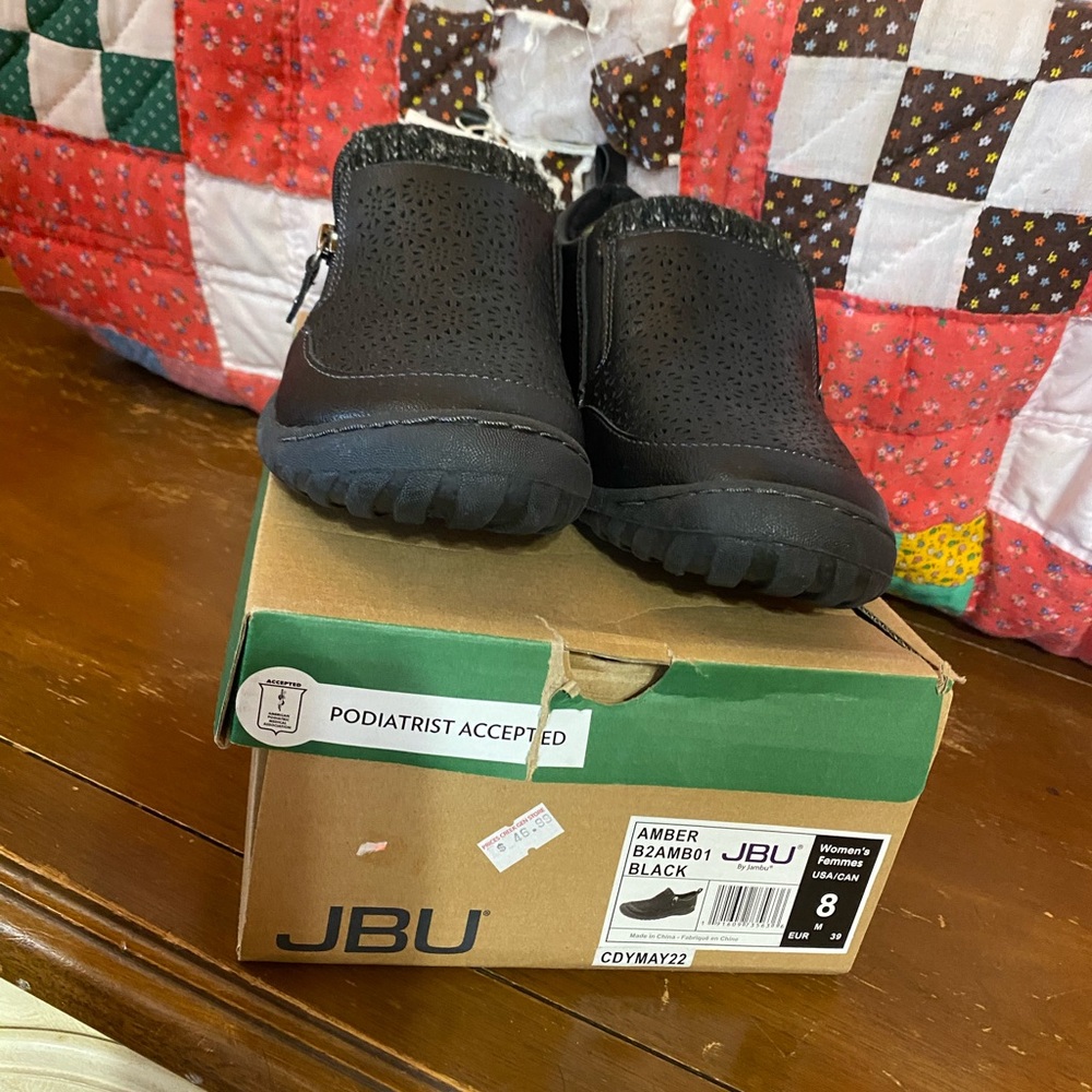 JBU NWT sz 8 women’s shoes